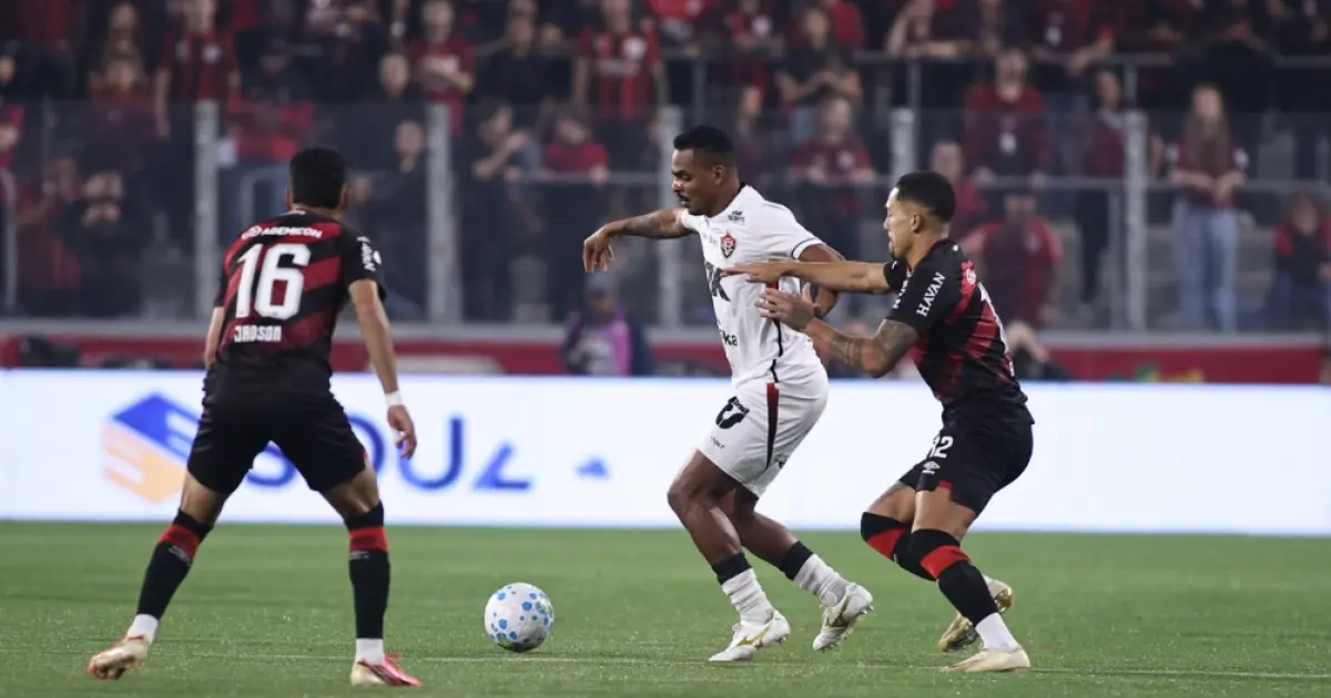 Com um jogador a menos, Vitória perde para o Athletico-PR e decide vaga nas quartas no Barradão