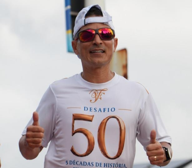 Dentista corre 50 Km para celebrar meio século de vida e defende saúde bucal