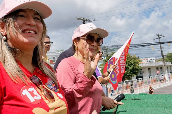 Ivoneide percorre ruas de Camaçari para fortalecer o time de Lula e Jerônimo