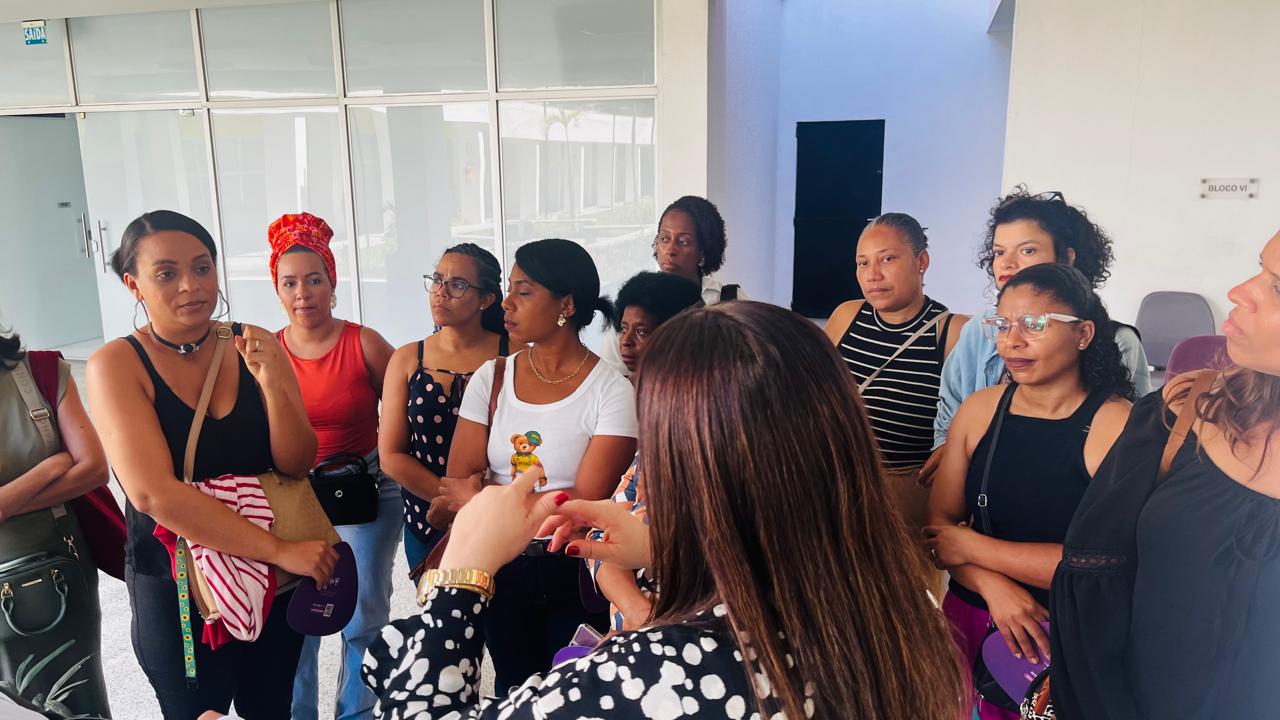 Mães atípicas de crianças atendidas pelo CER Barra visitam Casa da Mulher Brasileira