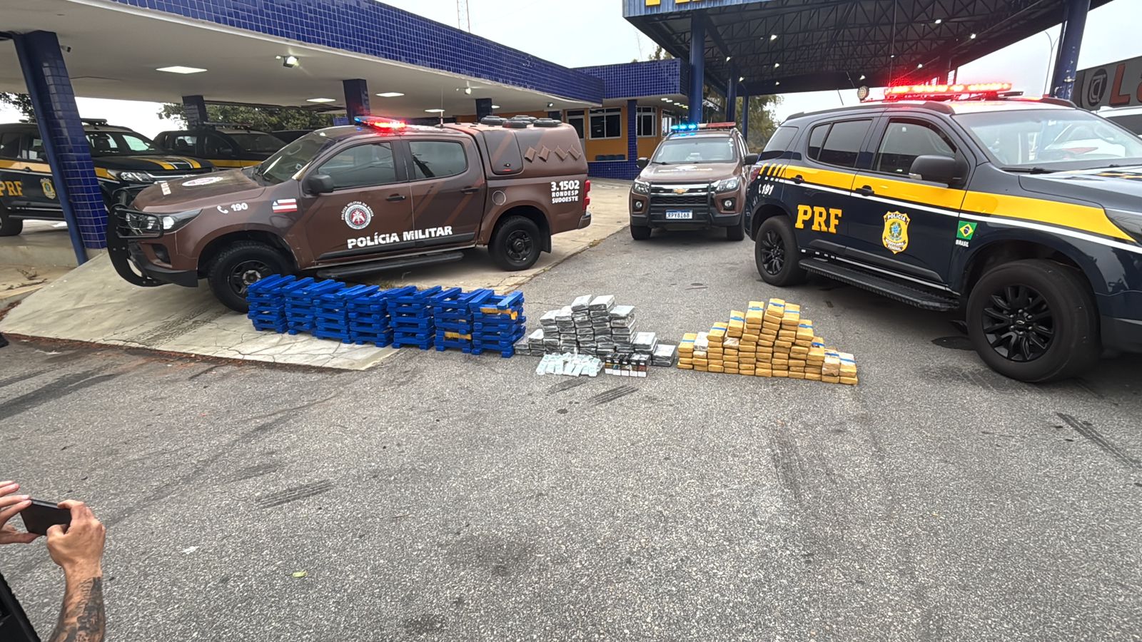SSP, PF, PM, PC, PRF e FICCO Bahia interceptam 250 kg de drogas de facção paulista