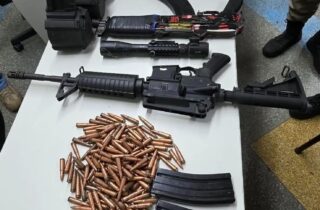Polícia Militar apreende fuzis, carregadores e munições e prende homem em flagrante no Centro de Salvador