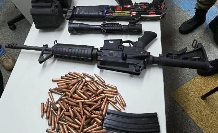 Polícia Militar apreende fuzis, carregadores e munições e prende homem em flagrante no Centro de Salvador