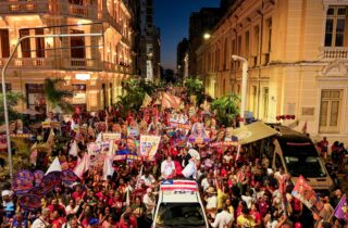 Ao lado de Margareth Menezes, Jerônimo participa de caminhada com representantes da cultura em Salvador