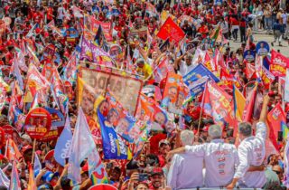 Jerônimo faz caminhada histórica e reúne 30 mil pessoas em Vitória da Conquista na reta final da campanha