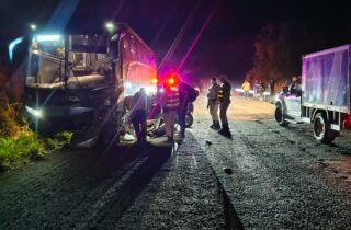 Acidente entre carro e ônibus deixa quatro jovens mortos na BA-131, no interior da Bahia