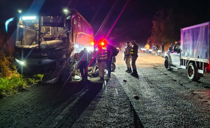 Acidente entre carro e ônibus deixa quatro jovens mortos na BA-131, no interior da Bahia