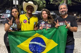Carreata reúne centenas de veículos em apoio a Flávio Bolsonaro e ACM Neto em Eunápolis