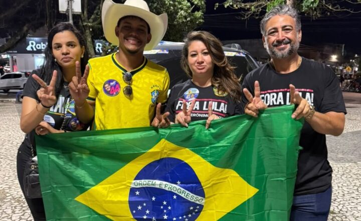 Carreata reúne centenas de veículos em apoio a Flávio Bolsonaro e ACM Neto em Eunápolis