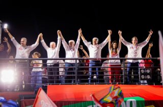 Rui Costa pede votos para Lula e Jerônimo durante caminhada em Salvador