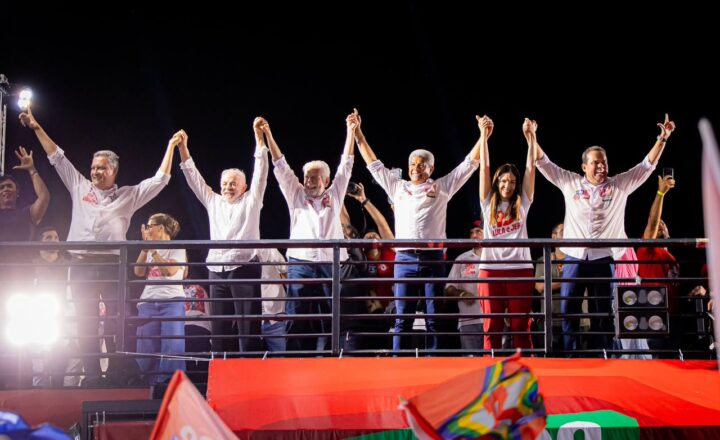 Rui Costa pede votos para Lula e Jerônimo durante caminhada em Salvador