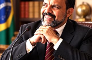 Baiano Taurino Araújo anuncia candidatura à Academia Brasileira de Letras