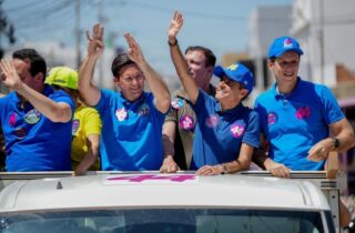 ACM Neto participa de carreata em Vitória da Conquista