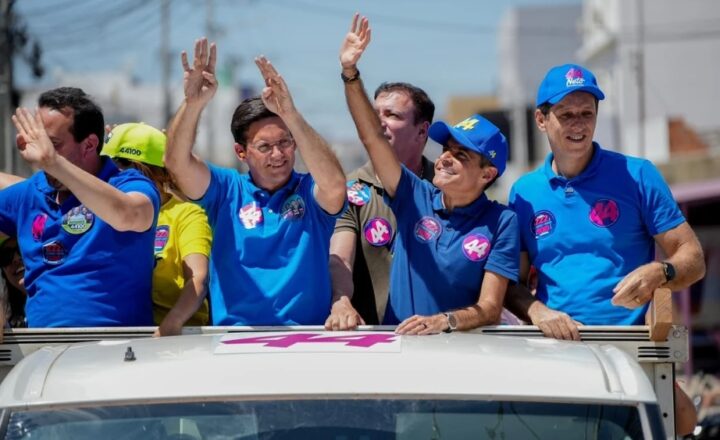 ACM Neto participa de carreata em Vitória da Conquista