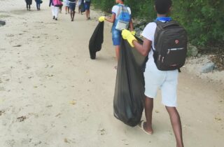 Mutirão recolhe 37 kg de resíduos em praia e manguezal de Ilha de Maré, em Salvador