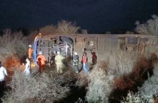 Acidente com ônibus deixa sete mortos e 13 feridos na BR-122, na Chapada Diamantina
