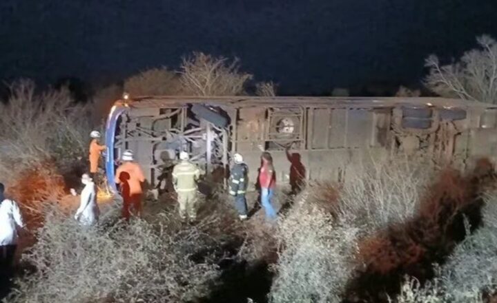 Acidente com ônibus deixa sete mortos e 13 feridos na BR-122, na Chapada Diamantina