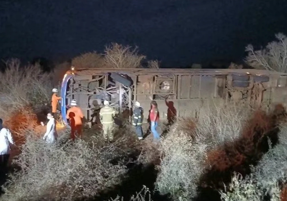 Acidente com ônibus deixa sete mortos e 13 feridos na BR-122, na Chapada Diamantina