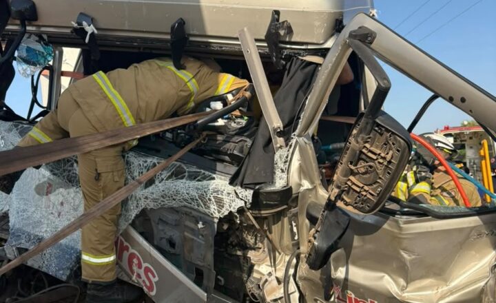 Bombeiros resgatam motorista preso às ferragens após acidente em Coribe