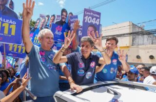 ACM Neto apresenta propostas para educação e infraestrutura durante caminhada em Salvador