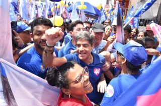 ACM Neto promete ampliar atendimento do Hospital Dantas Bião durante caminhada em Alagoinhas