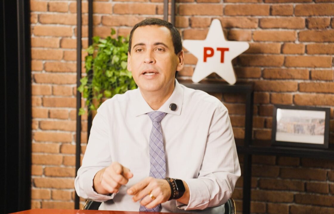 PT critica Flávio por voar em jato de Vorcaro: “As histórias se fundem e vão e se tornando uma coisa só”