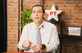 PT critica Flávio por voar em jato de Vorcaro: “As histórias se fundem e vão e se tornando uma coisa só”