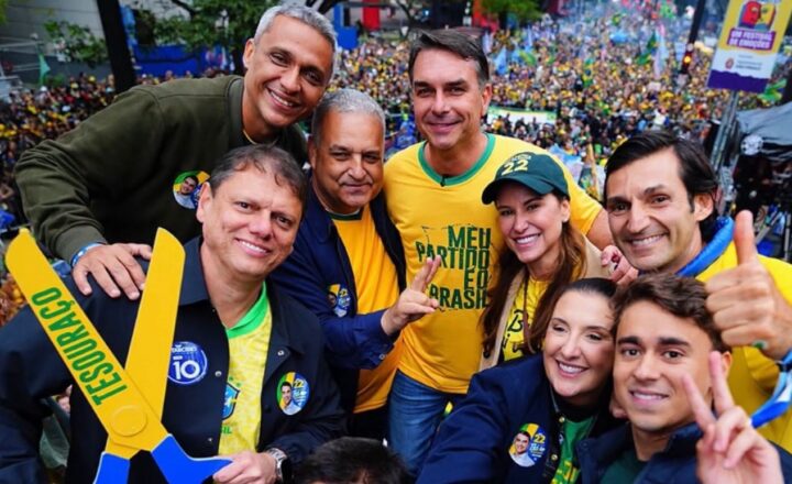 Flávio Bolsonaro visitará Salvador no dia 17 de setembro em busca de ampliar mobilização na Bahia
