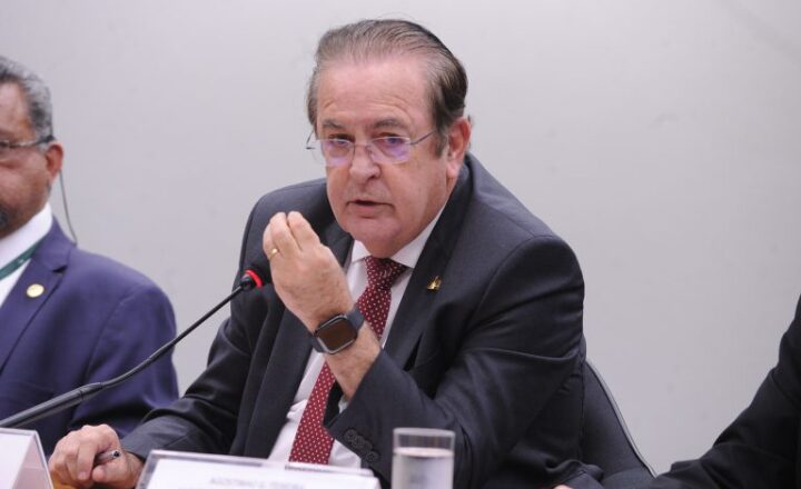 Comissão aprova projeto que autoriza extensão de estágio após conclusão de curso superior