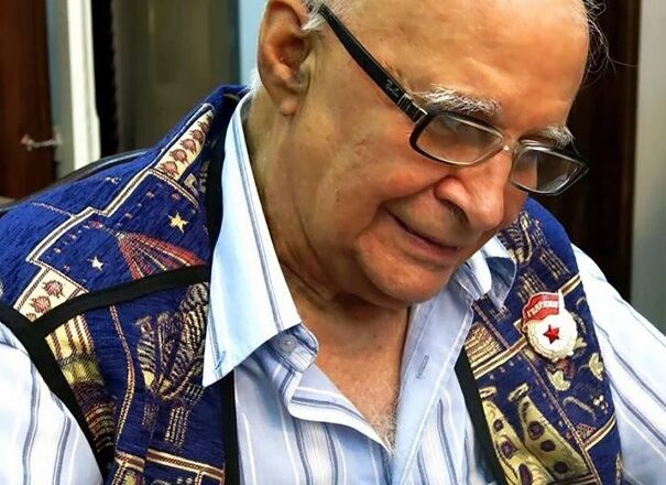 A morte se põe de luto, “Pena de Aço”, enquanto vestes azul, vermelho e branco
