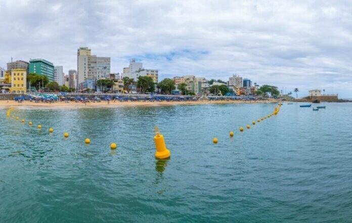 Salvador instala boias para criar área exclusiva para banhistas no Porto da Barra