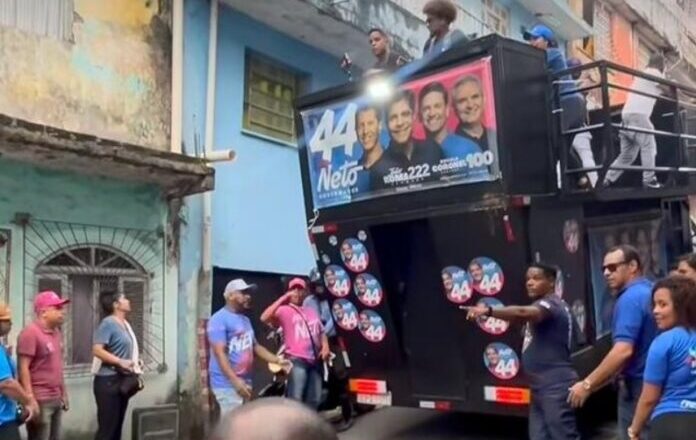 Trio elétrico perde controle em ladeira durante caminhada de ACM Neto em Salvador