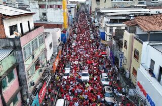 Jerônimo reúne mais de 30 mil pessoas em caminhada pró-Lula em Itabuna