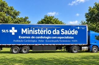 Representante do Ministério da Saúde visita carreta de cardiologia em Feira de Santana (BA)
