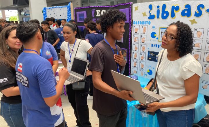 Estudantes da rede estadual de Lauro Freitas apresentam projetos científicos e tecnológicos durante feira escolar