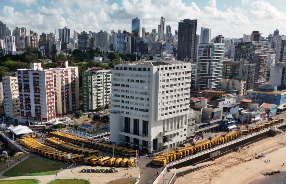 Jerônimo Rodrigues entrega 101 ônibus escolares rurais para ampliar transporte de estudantes em municípios baianos
