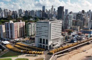 Jerônimo Rodrigues entrega 101 ônibus escolares rurais para ampliar transporte de estudantes em municípios baianos