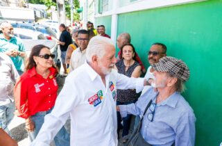 Jaques Wagner vota em Salvador e diz ter ‘muita segurança’ de vitória em 1º turno na Bahia