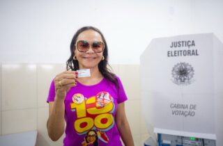 Ivoneide Caetano destaca democracia e confiança na reeleição durante votação