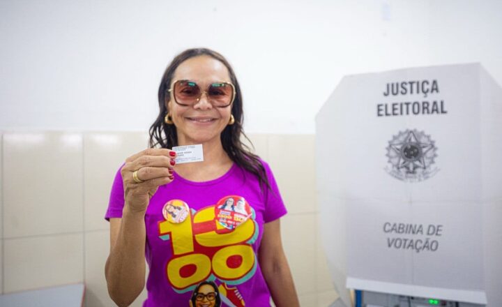 Ivoneide Caetano destaca democracia e confiança na reeleição durante votação