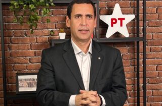 PT critica aliança entre Flávio, Ciro Nogueira, Rueda e ACM Neto: “Para completar a escalação do time Master só falta Vorcaro”