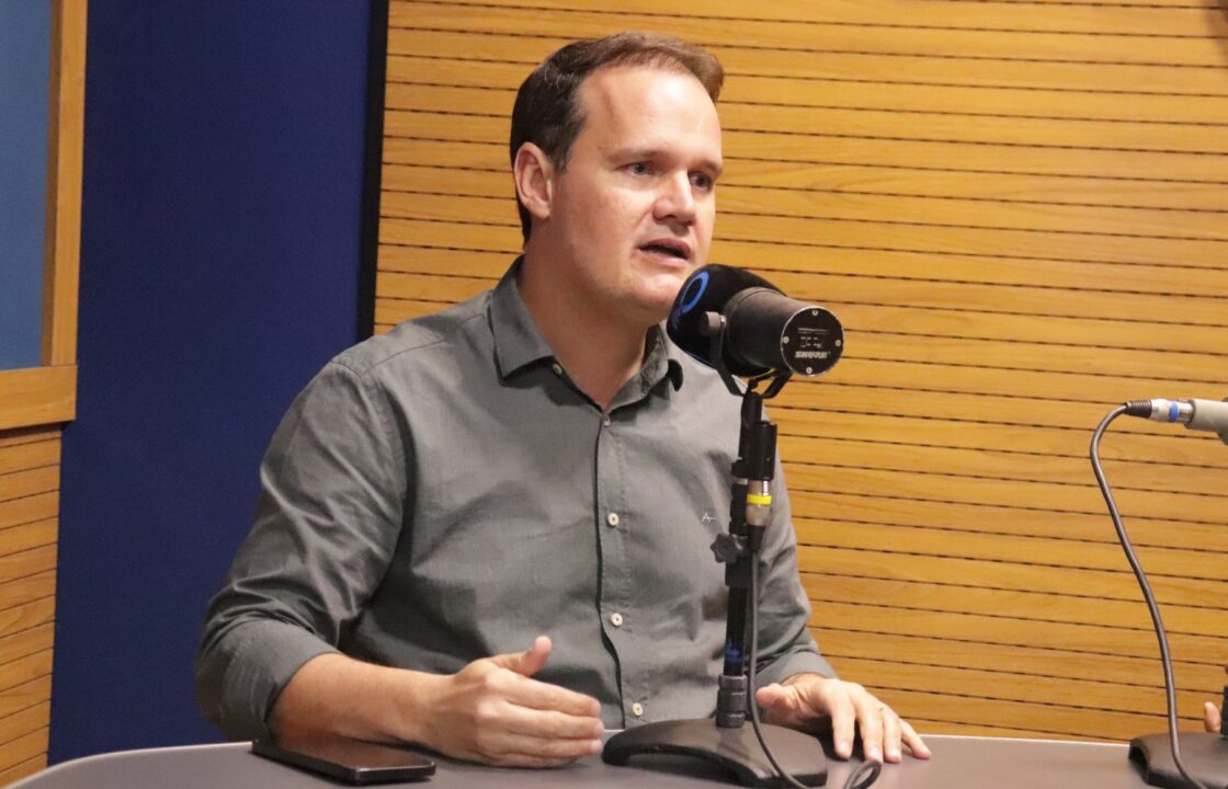 “Metido com milícia, com o escritório do crime e Vorcaro, Flávio é o pior dos Bolsonaros”, critica Júlio Pinheiro