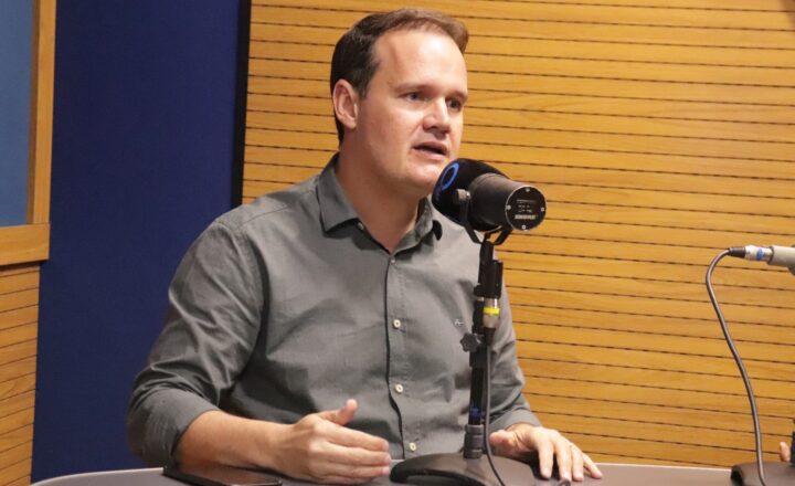 “Metido com milícia, com o escritório do crime e Vorcaro, Flávio é o pior dos Bolsonaros”, critica Júlio Pinheiro