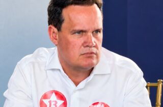 Júlio aposta em virada de Lula e alerta sobre risco de voto em Flávio Bolsonaro: “O que está em jogo é o futuro dos brasileiros”