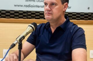 “Enquanto Lula vai ampliar os investimentos, Flávio Bolsonaro quer fazer tesouraço e perseguir a Bahia”, afirma Júlio Pinheiro