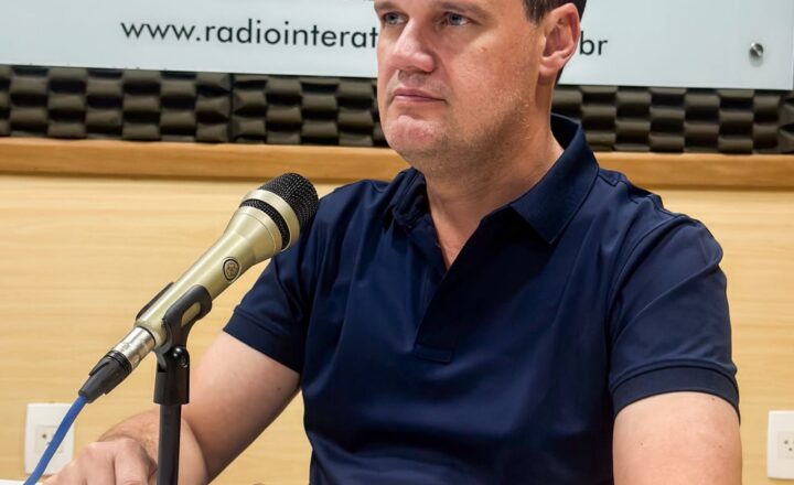 “Enquanto Lula vai ampliar os investimentos, Flávio Bolsonaro quer fazer tesouraço e perseguir a Bahia”, afirma Júlio Pinheiro
