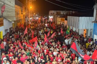 Ao lado de ex-bolsonarista, Jerônimo arrasta multidão em ato pela reeleição de Lula
