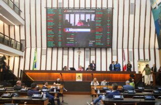 Deputados repercutem resultado das eleições na primeira sessão após o pleito