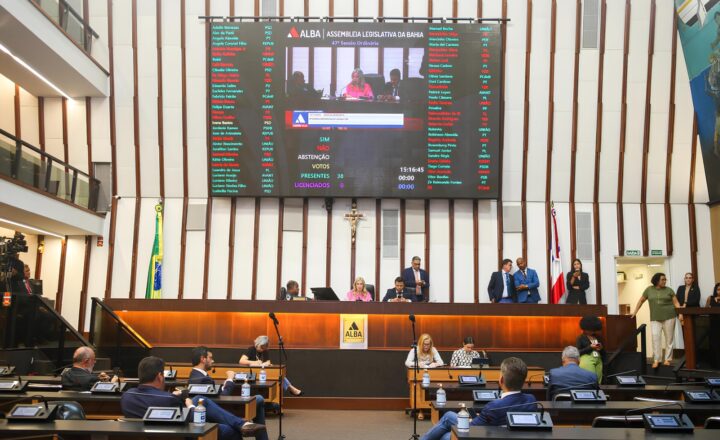Deputados repercutem resultado das eleições na primeira sessão após o pleito