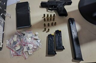 PM liberta reféns, apreende arma, carregadores, droga e prende suspeito com mandado em aberto em Lauro de Freitas